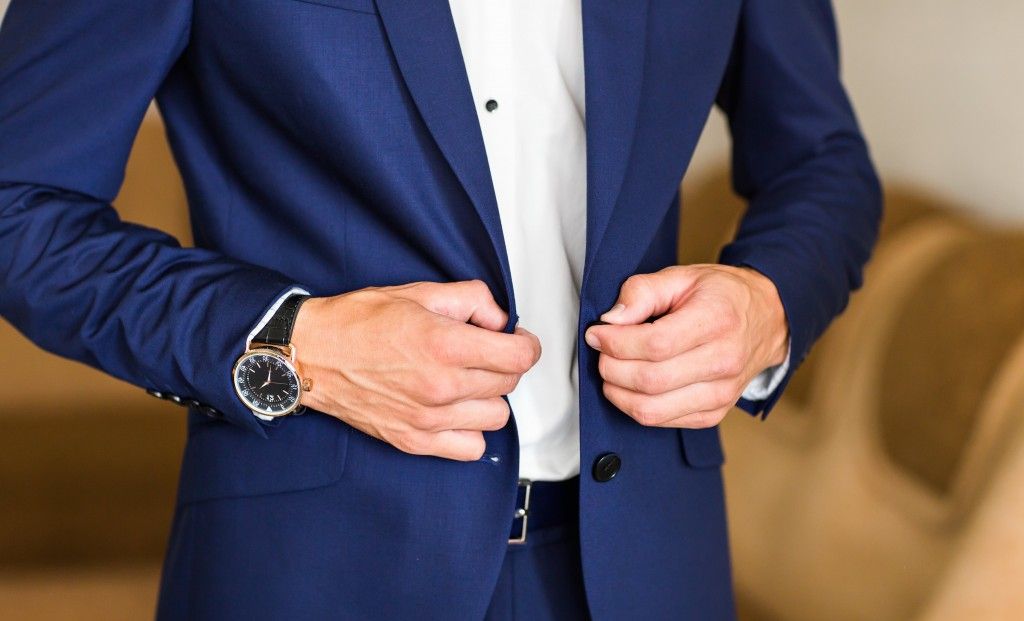 正しいスーツのボタンの留め方のマナーを解説 シングルスーツもダブルスーツも