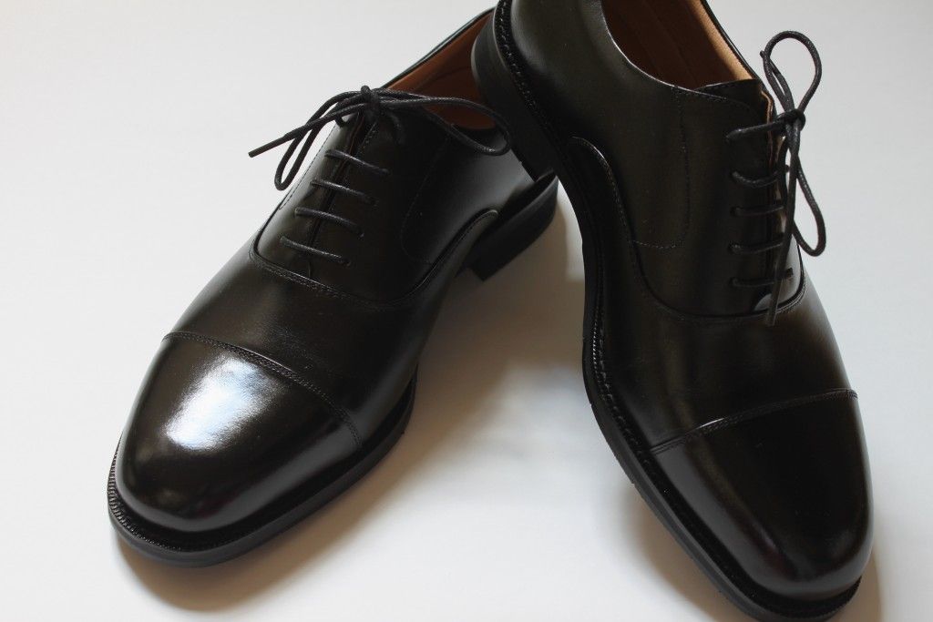 男ならば必携の１足、黒の「ストレートチップ」の革靴。セオリーを守って楽しむ。