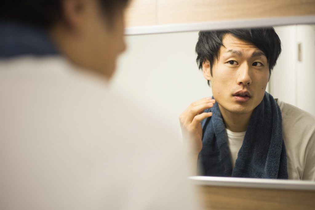 肌悩み別の化粧水を探す男性