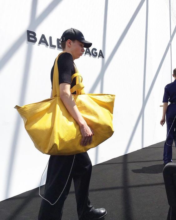 コーデ付き 大人気バッグ Balenciaga バレンシアガ のパーフェクトガイド アイテム別で完全紹介