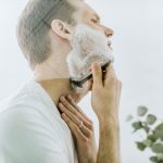カミソリを使った正しい髭剃りガイド！テクニックを覚えて適切に処理しよう！