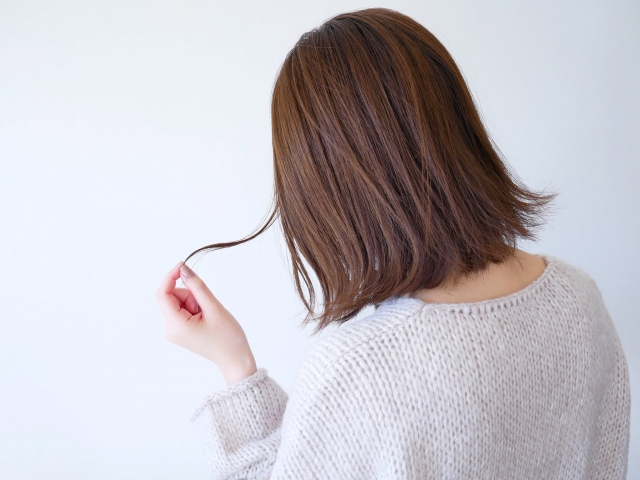 ヘアオイルをつけすぎた時の応急処置 ベタベタ髪にならないための予防法を解説