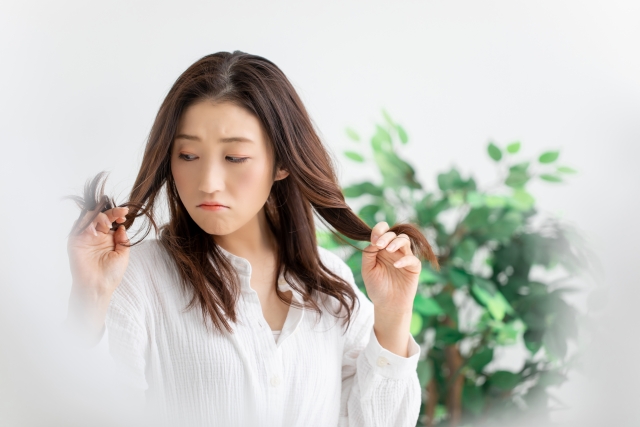 ヘアオイルをつけすぎた時の応急処置 ベタベタ髪にならないための予防法を解説