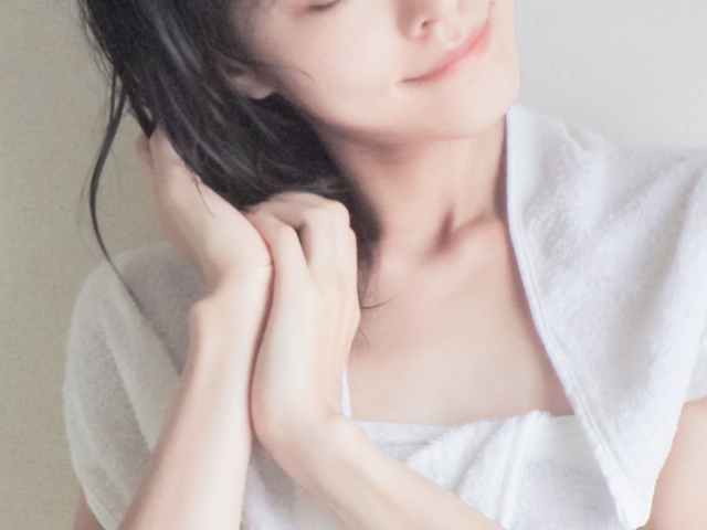 ヘアオイルをつけすぎた時の応急処置 ベタベタ髪にならないための予防法を解説